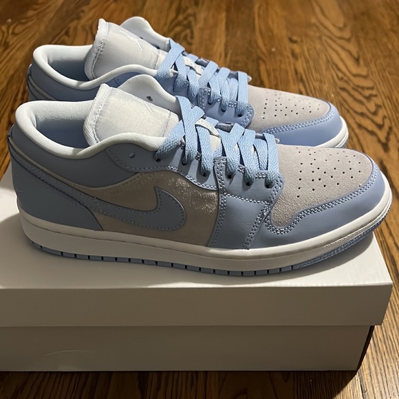 Women’s Air Jordan 1 Low - Picture 6 of 7